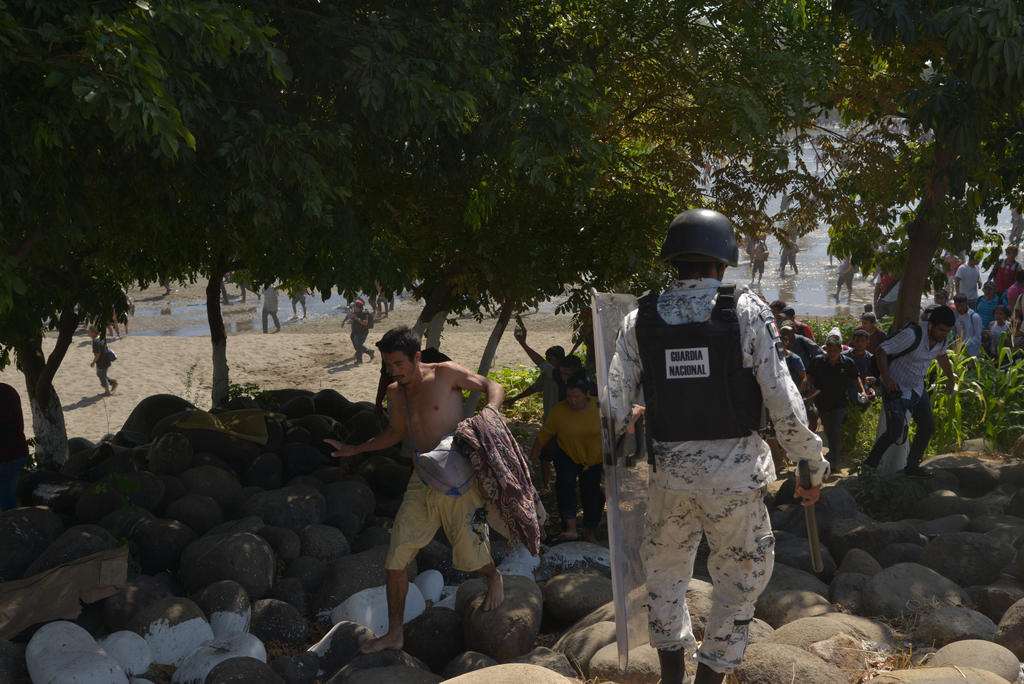 Caravana burla cerco de la Guardia en Chiapas