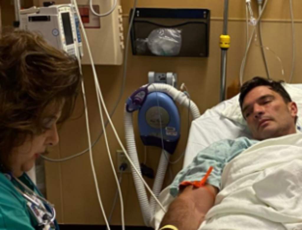 Julián Gil es operado por una hernia umbilical