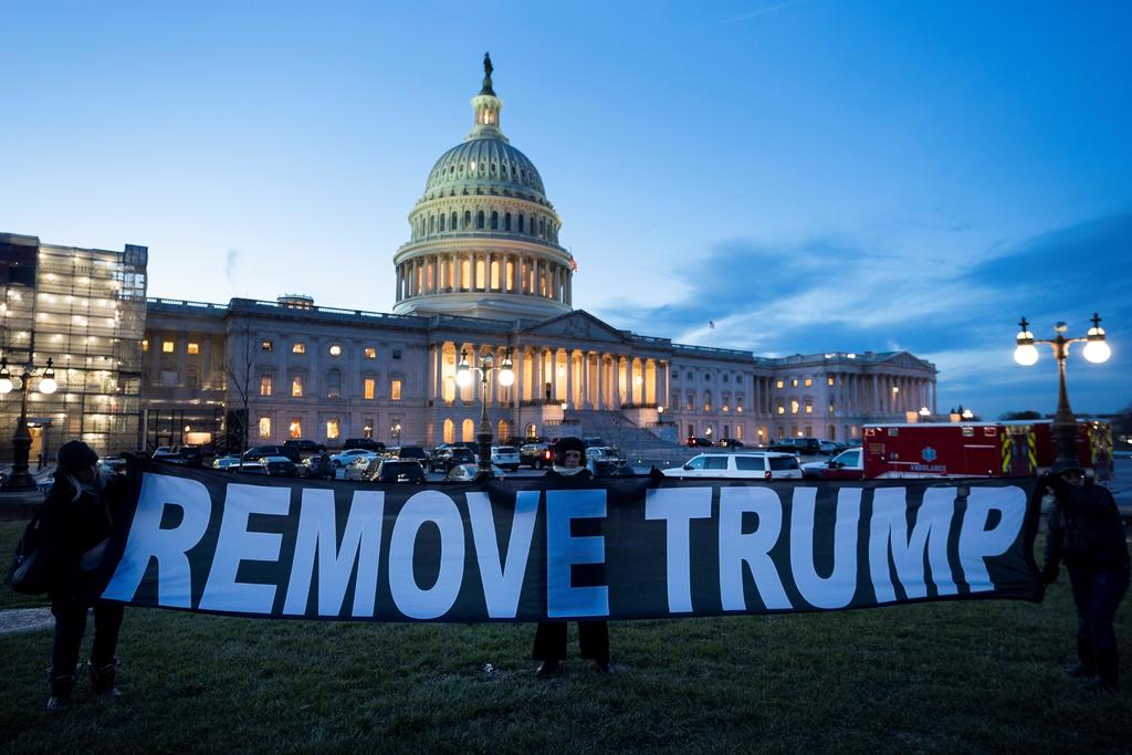 Ante el Capitolio, manifestantes piden la destitución a Trump