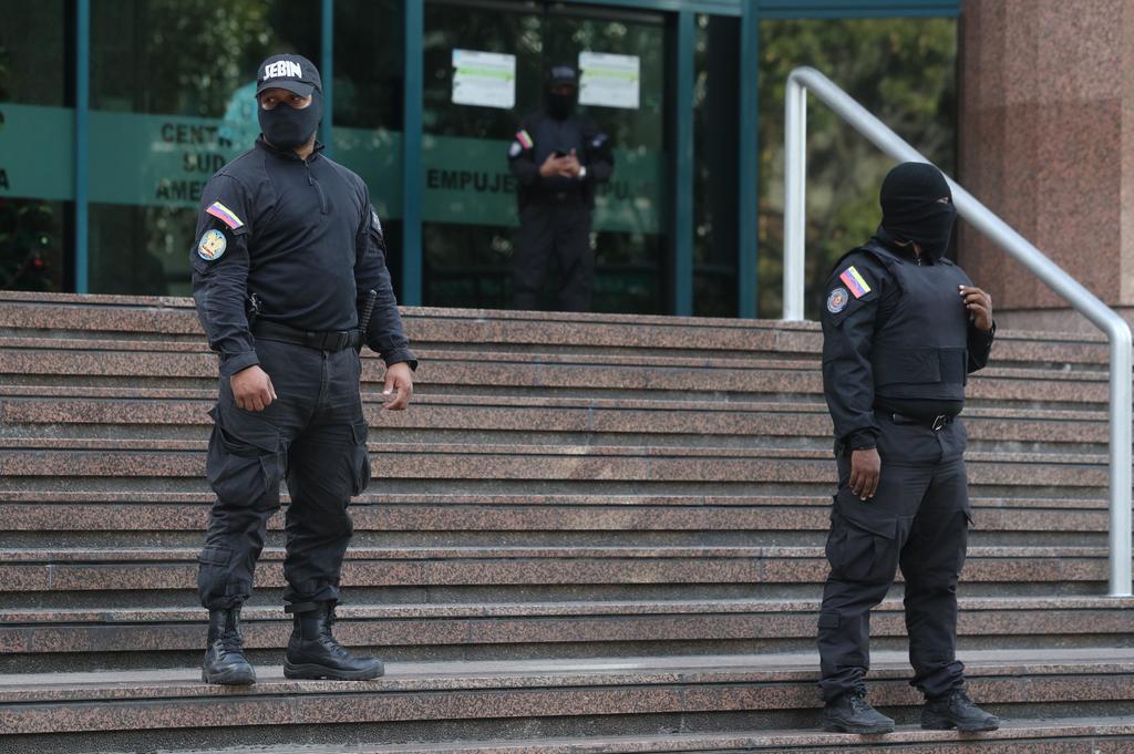 Cuerpos de seguridad venezolanos mantienen bloqueo a oficina de Guaidó