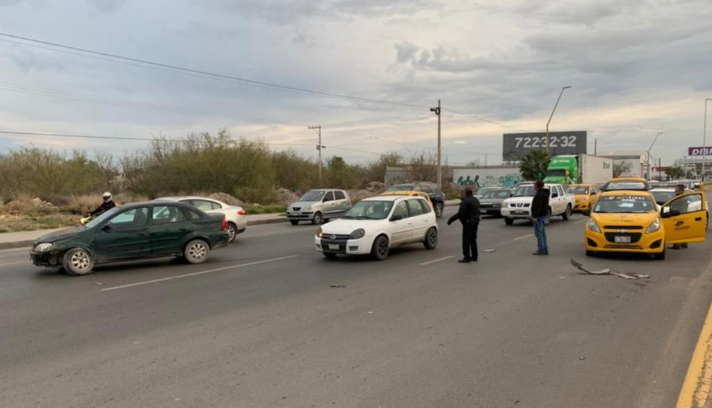 Conductora provoca choque sobre carretera Torreón-Matamoros