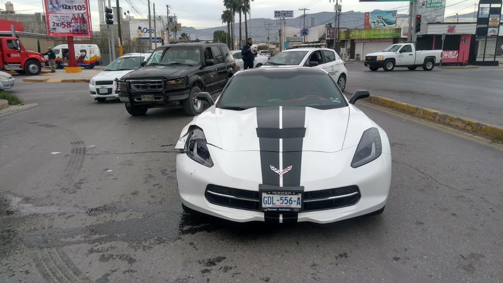 Corvette se impacta contra camioneta en Torreón