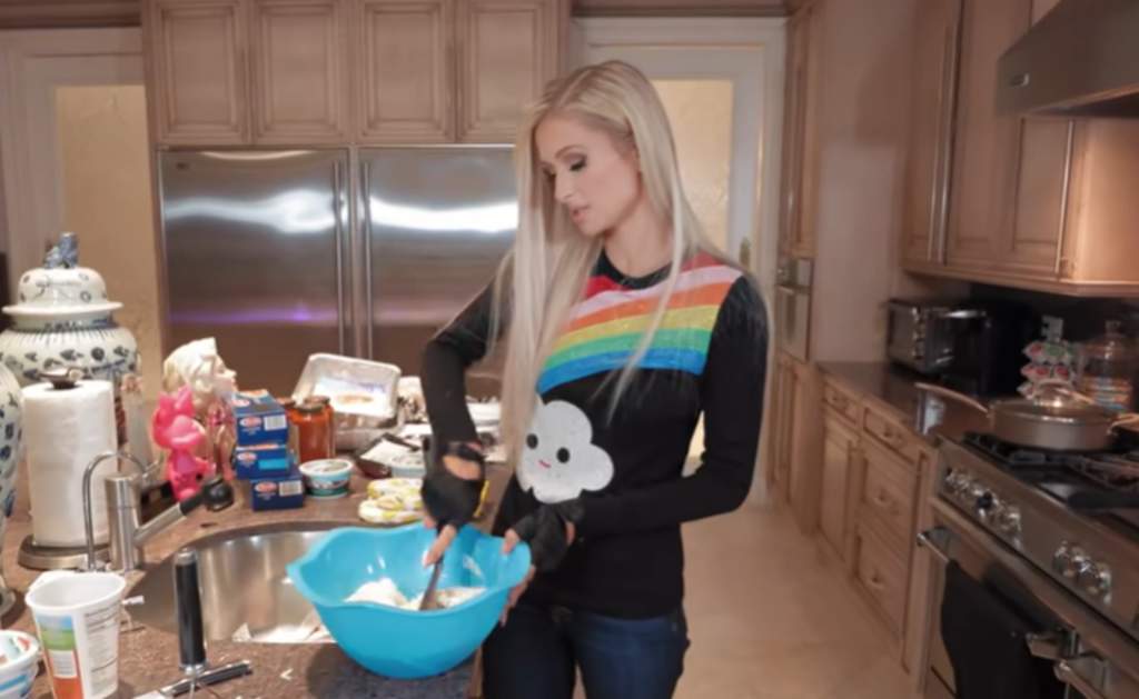 Paris Hilton da lecciones de cocina con Cooking with Paris en Youtube