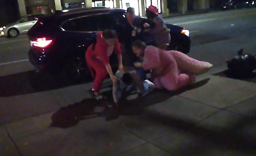 VIDEO: Mujeres disfrazadas salvan a una chica que estaba siendo golpeada