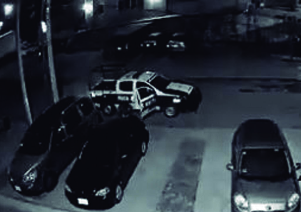 VIDEO: Captan a policías municipales robando autopartes