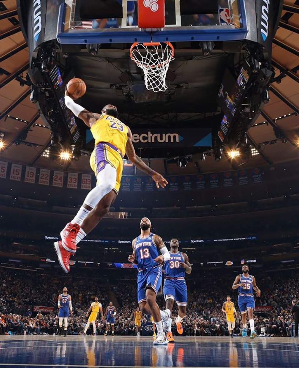 LeBron James se acerca a Kobe Bryant en victoria de los Lakers