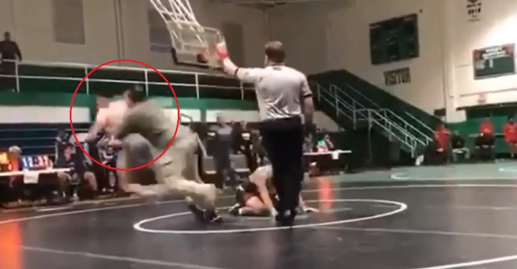VIDEO: Padre arremete contra el oponente de su hijo en torneo de lucha