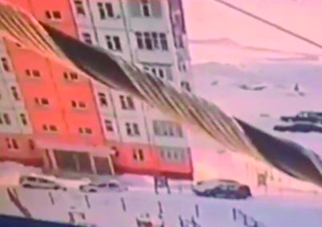 VIDEO: Mujer cae de noveno piso y se levanta andando con normalidad