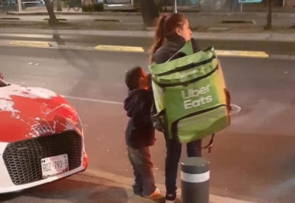Conmueven madre y su hijo que reparten pedidos de Uber Eats caminando