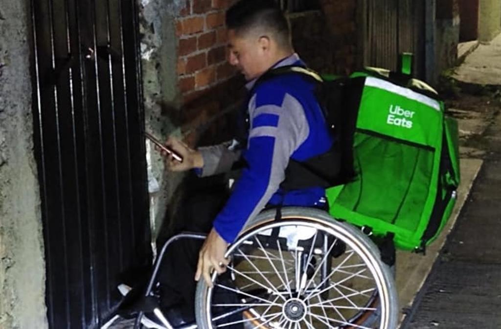 Joven repartidor de Uber Eats en silla de ruedas conquista a internautas
