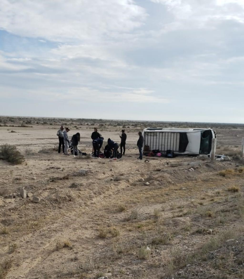 Camioneta vuelca en la carretera Torreón-Saltillo; hay cuatro lesionados