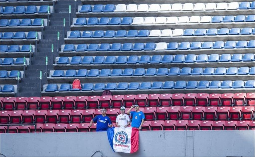 Aficionados abandonan a Cruz Azul en el Estadio Azteca