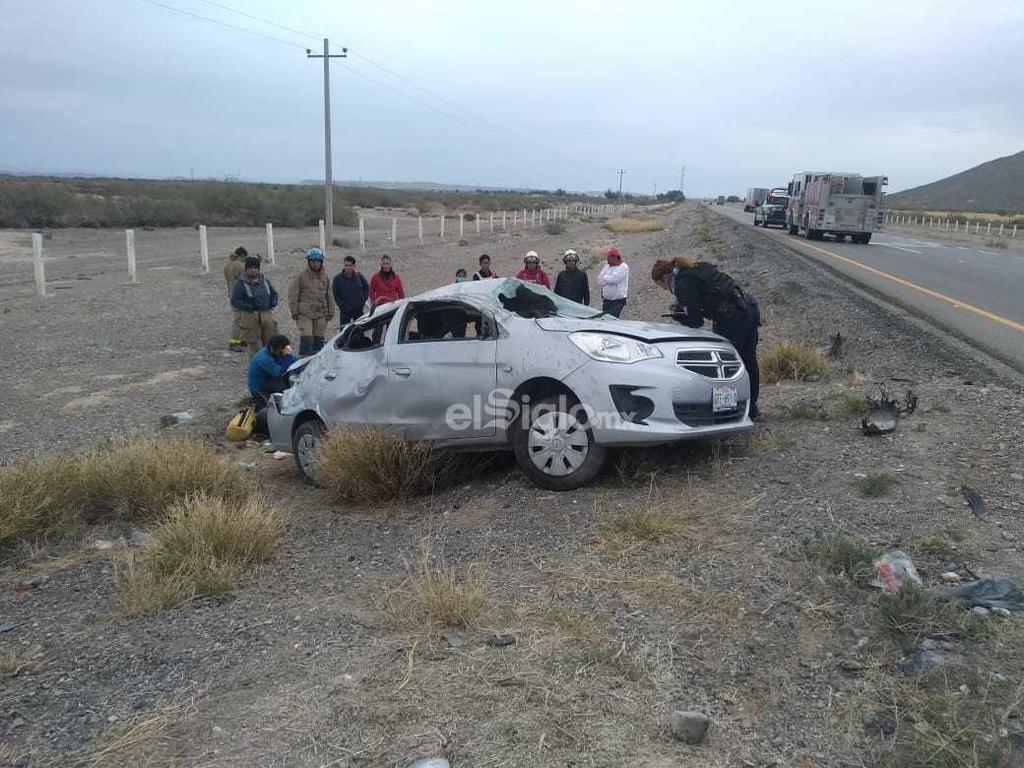Familia sufre volcadura en la Torreón-Saltillo; una mujer está grave