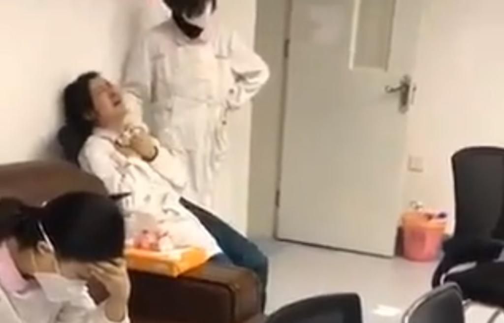 Difunden video de doctora de Wuhan llorando y gritando 'por el coronavirus'