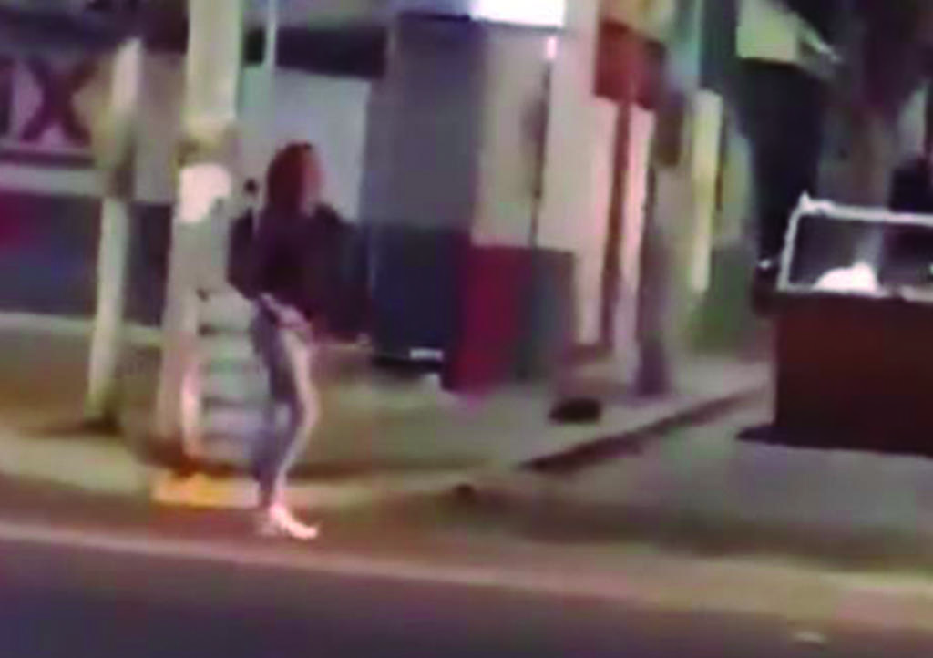 VIDEO: Mujer roba rifle de patrulla en Aguascalientes y dispara a conductores