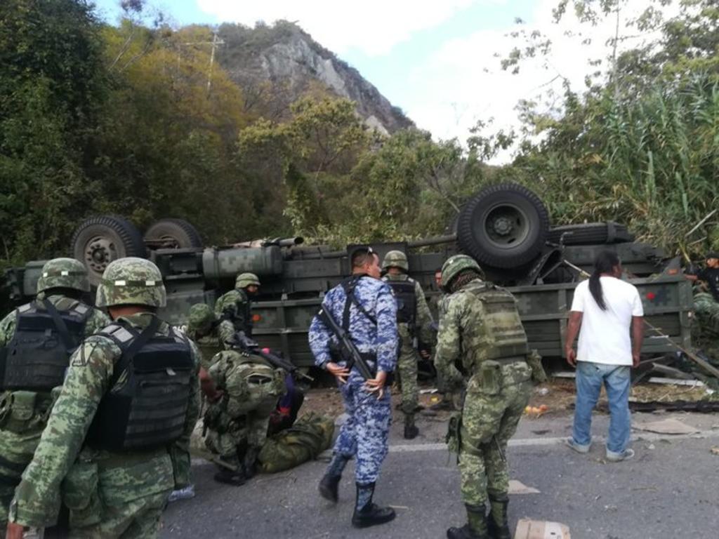 Suman 5 muertos por volcadura de vehículo militar en Oaxaca