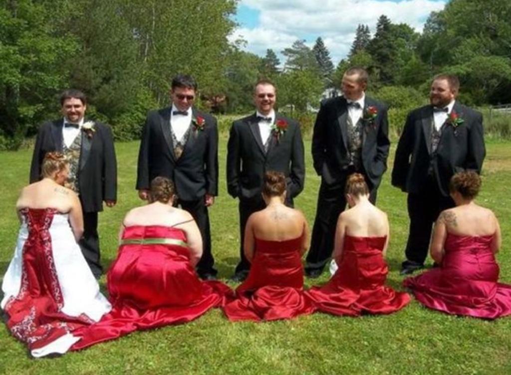 Mujeres arrodilladas ante sus parejas en una boda genera polémica