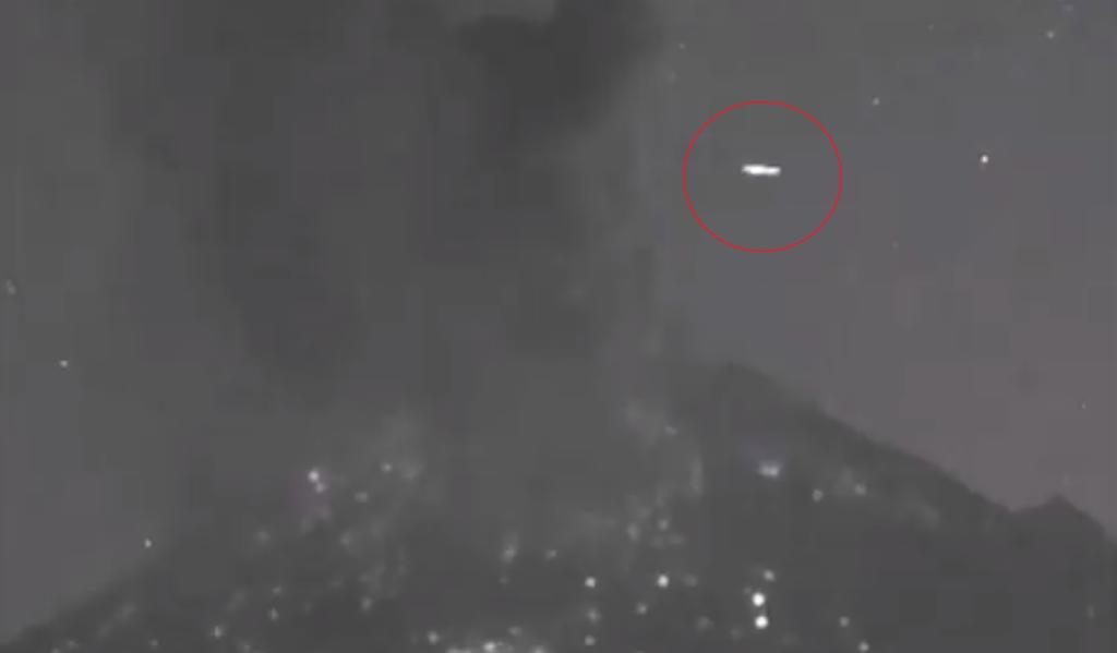 VIRAL: Captan objeto luminoso cerca del Popocatepetl tras explosión