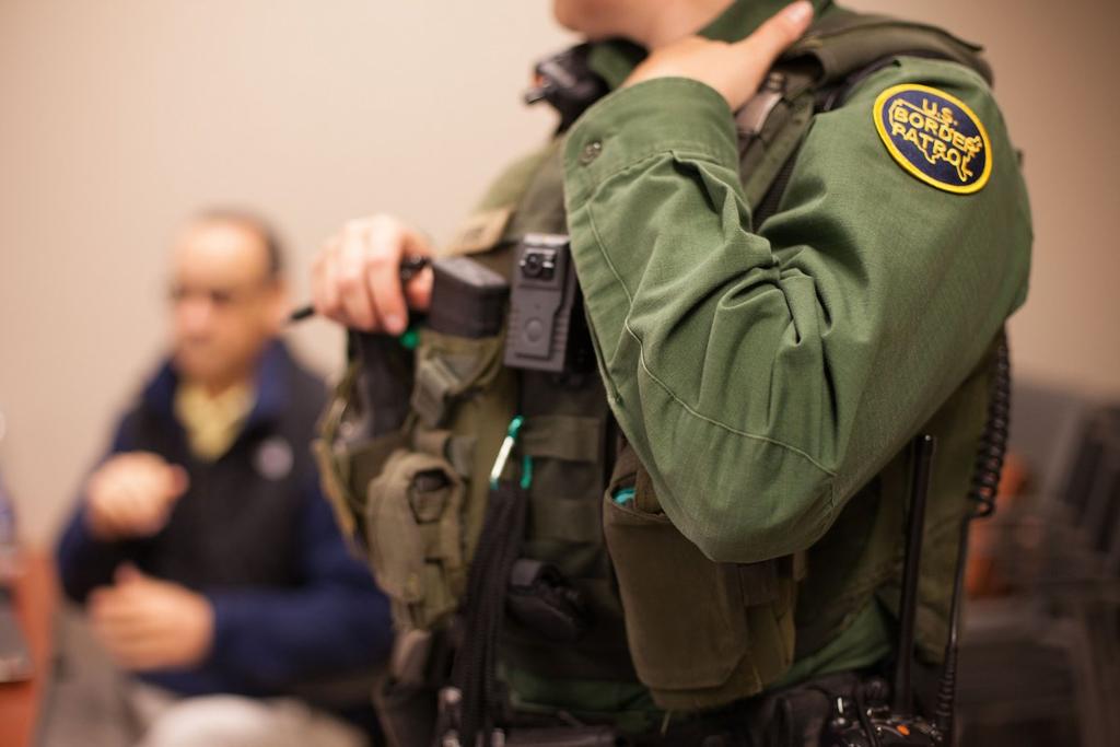 Autoridades de EUA arrestaron a 11 traficantes de humanos y 33 inmigrantes