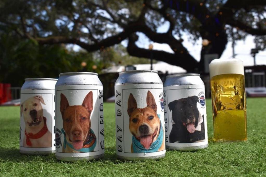 Cervecería usa sus latas para promover la adopción de perros
