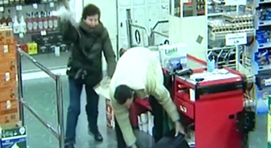 VIDEO: Valiente abuelita se enfrente a sombrillazos a ladrón en supermercado