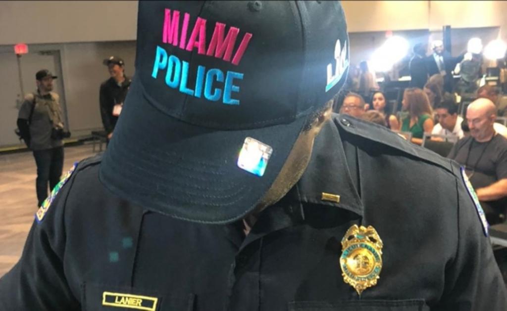 Policías de Miami se visten con ropa del Super Bowl LIV