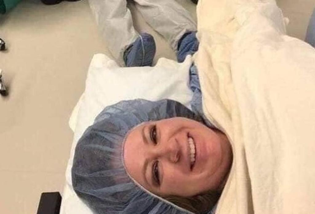 Mujer comparte selfie con su esposo desmayado durante parto y se vuelve viral