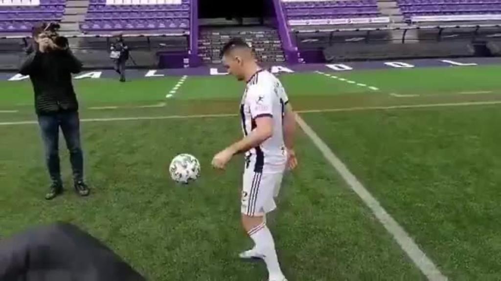 VIDEO: Ben Arfa se niega a cabecear balón porque se despeinaría