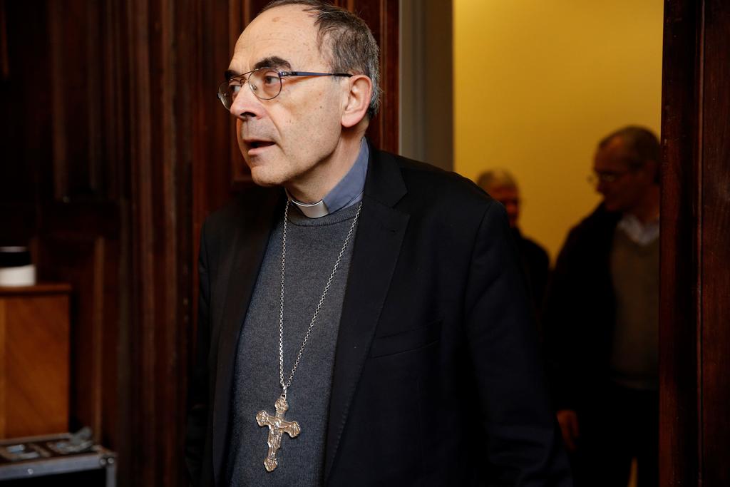 Absuelven a cardenal francés acusado de encubrir abusos a menores