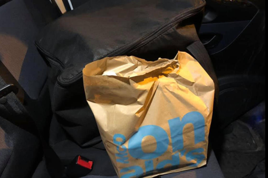 Policía entrega pedido de comida rápida luego de detener al repartidor
