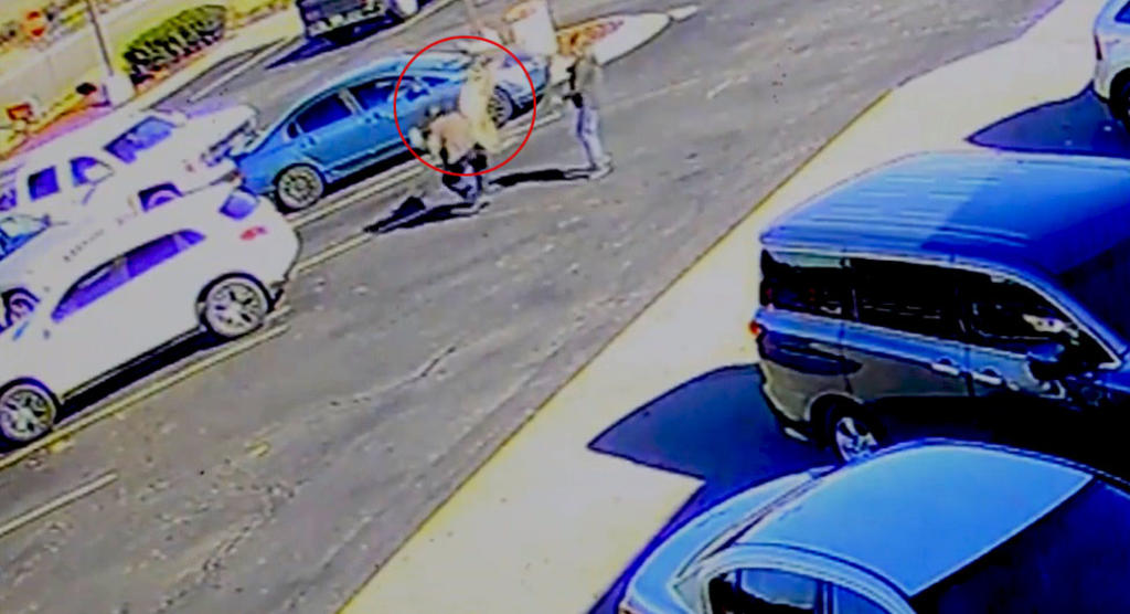 VIRAL: Hombre es derribado por un ciervo al salir de un restaurante de comida rápida