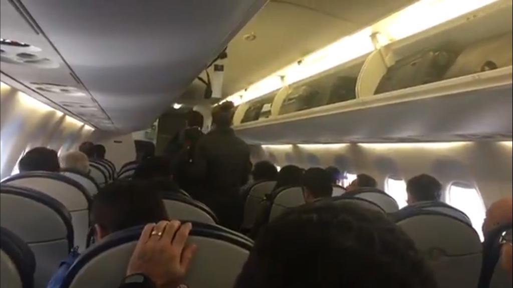 Familia abandona vuelo en el que viaja AMLO por 'seguridad'