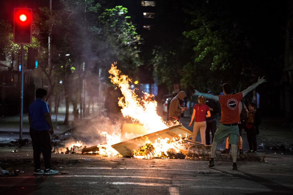 Nueva noche de disturbios en Chile deja un muerto y decenas de detenidos