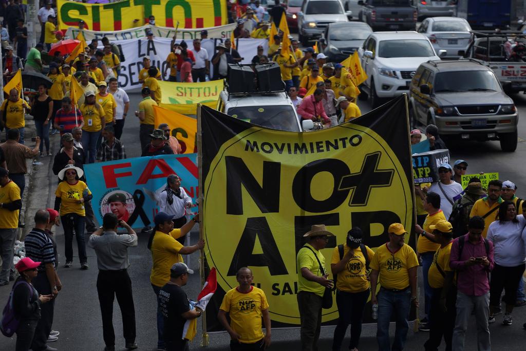 Protestan trabajadores en El Salvador por una 'pensión digna'