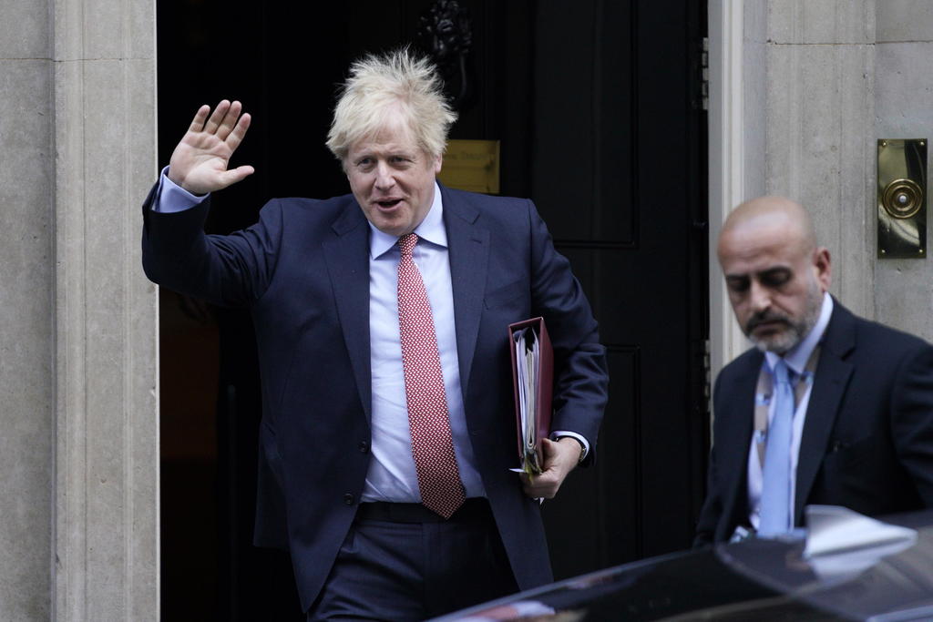 Despide UE a Reino Unido con tristeza; Johnson festeja con luces y banquete