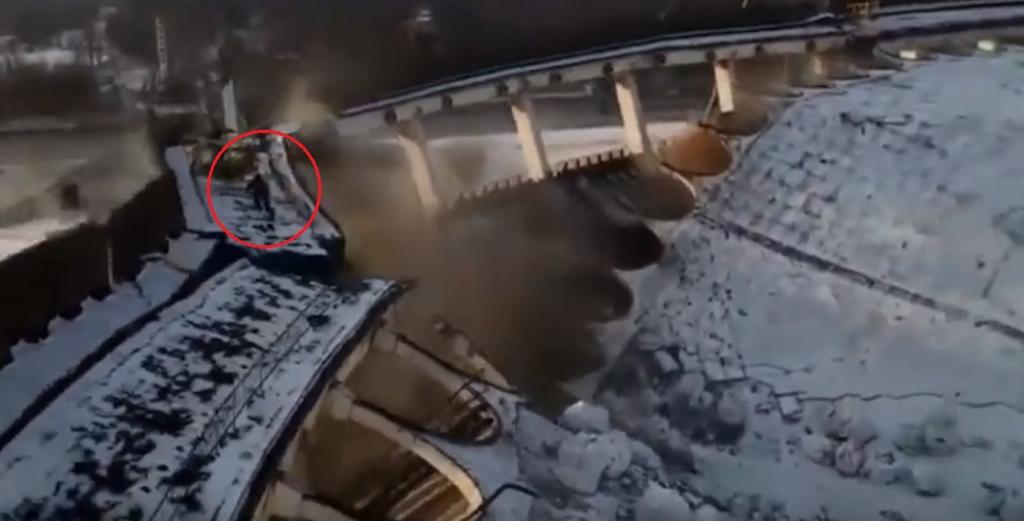 VIDEO: Trabajador muere al derrumbarse estadio en Rusia