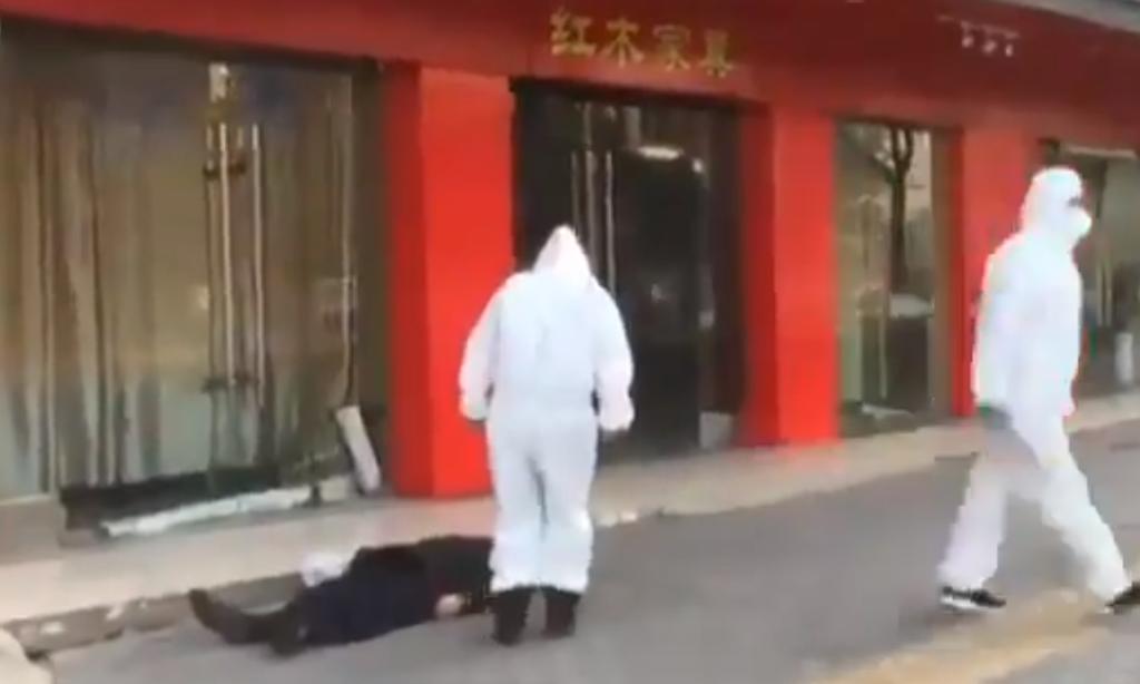 Encuentran a hombre muerto en calles de China, supuestamente por coronavirus