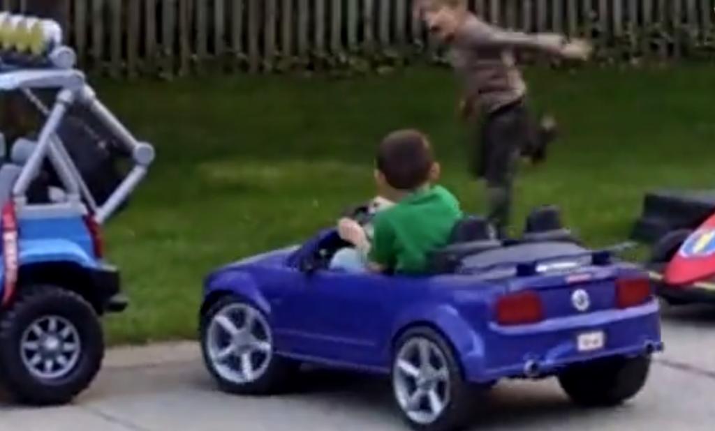 Niño se hace viral gracias a la manera en que estaciona su carro de juguete