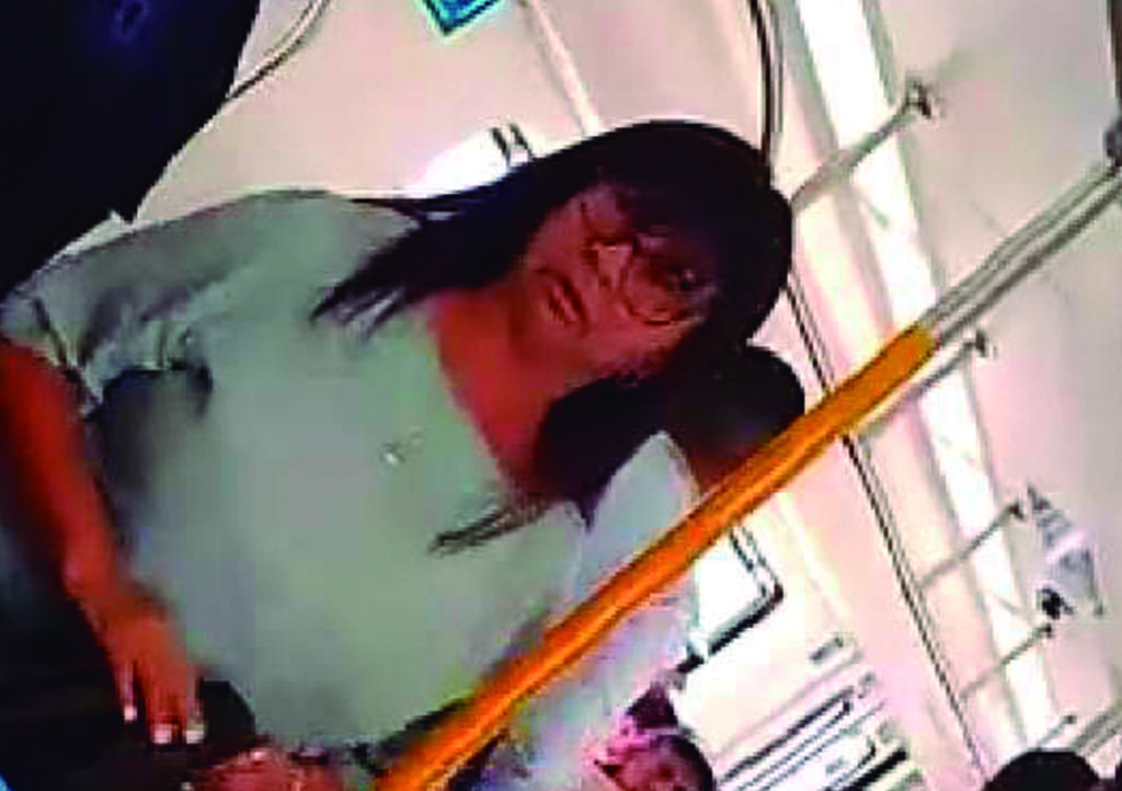 Reclama a mujer por patear a perrito en autobús y ella lo acusa de 'volador'