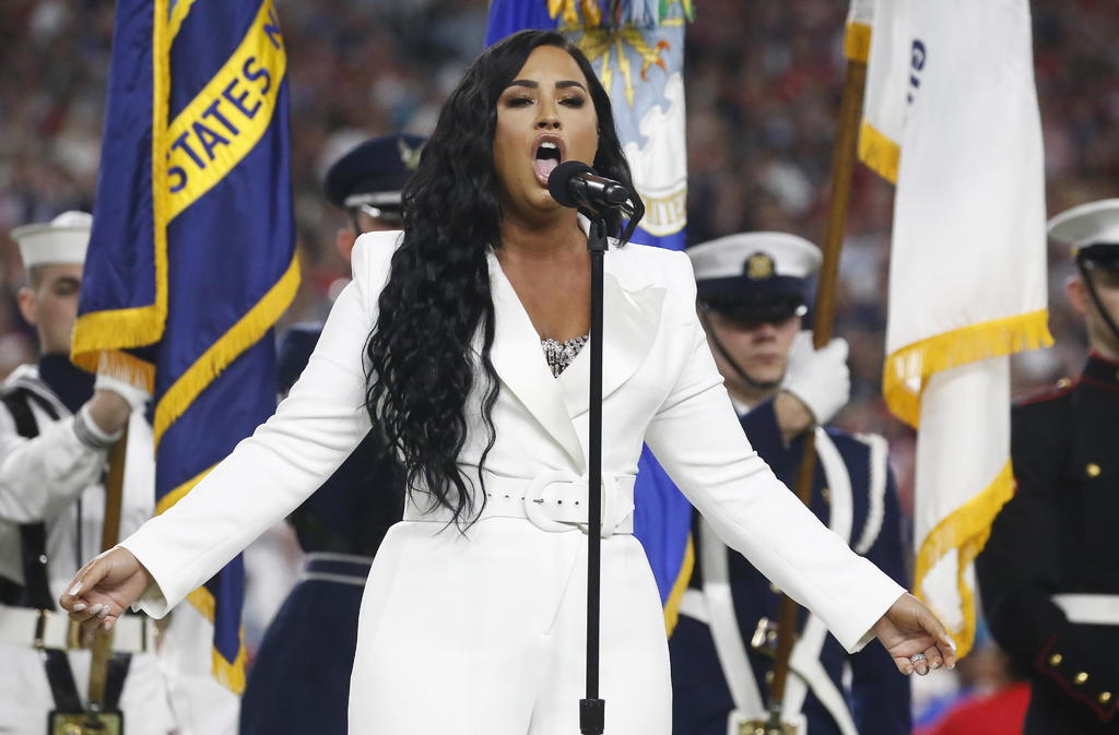 Demi Lovato entona el himno nacional de EUA en el Super Bowl
