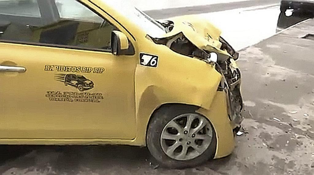 Taxi protagoniza fuerte choque contra vehículo estacionado en bulevar Torreón-Matamoros