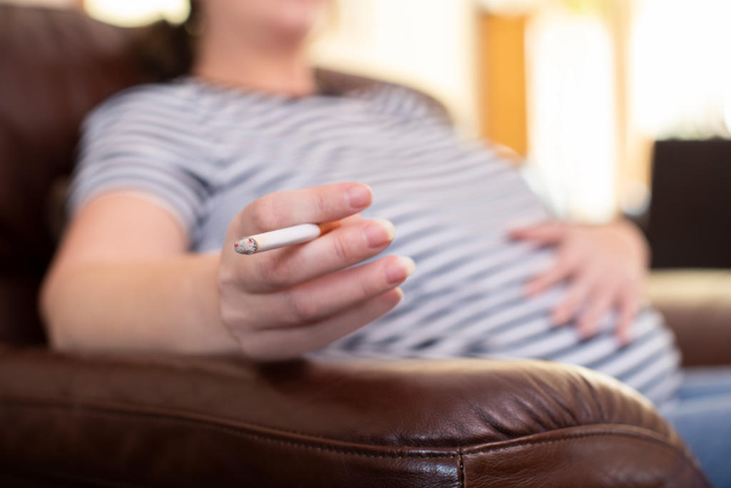 Fumar en el embarazo incrementa el riesgo de fracturas en los bebés