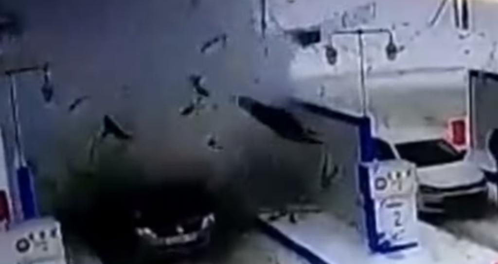 VIDEO: Vehículo explota en una gasolinera en Rusia