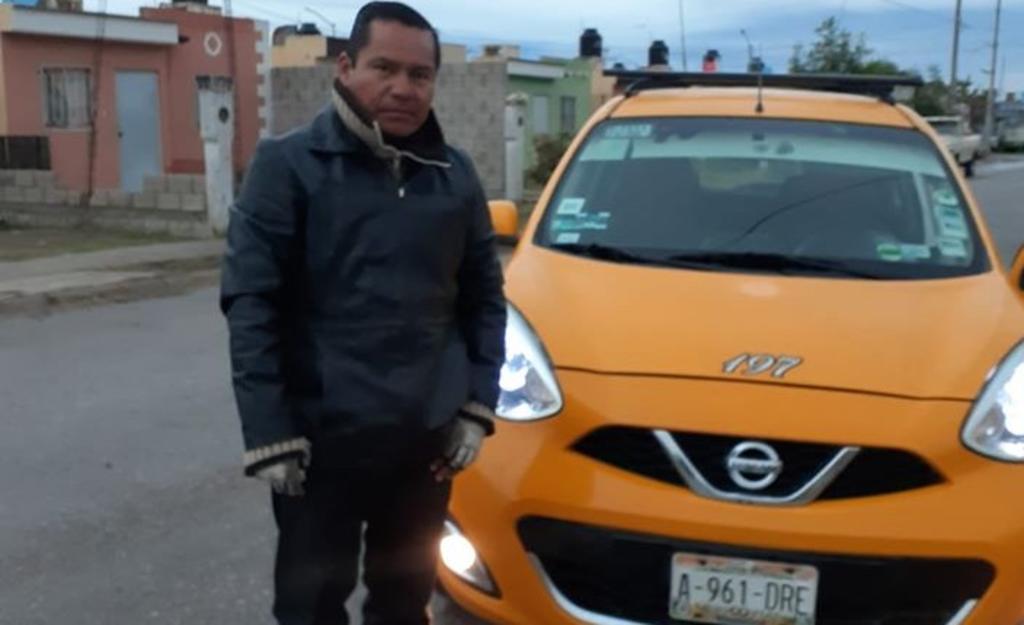 Taxista en Torreón se vuelve viral regresar 12 mil pesos a su dueña