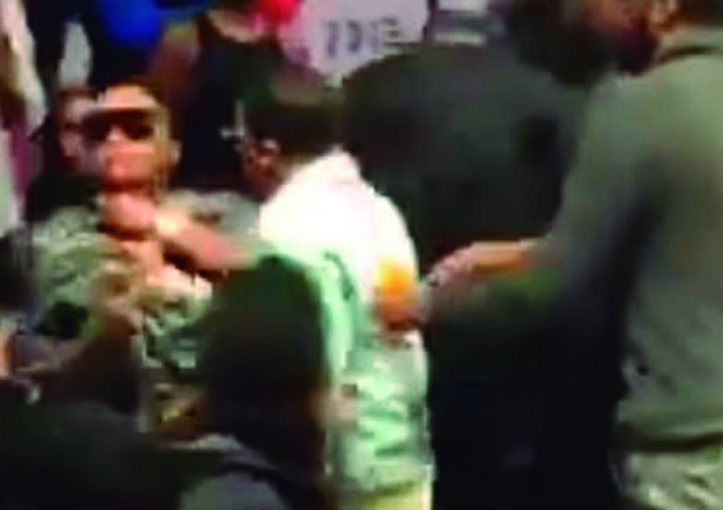 VIDEO: Captan a boxeador agrediendo a su exesposa durante evento