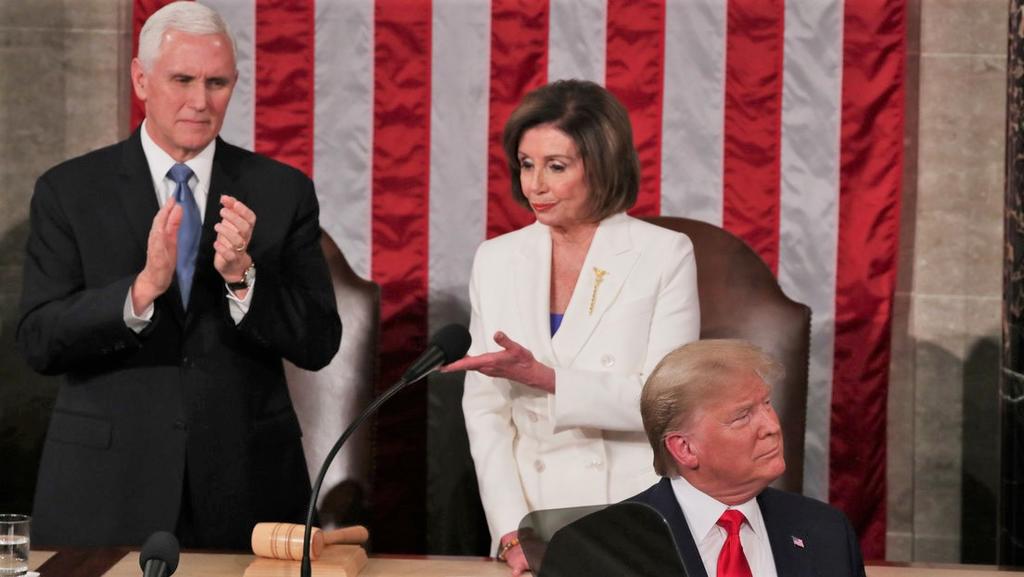 Trump no estrecha la mano a Pelosi durante discurso en Congreso