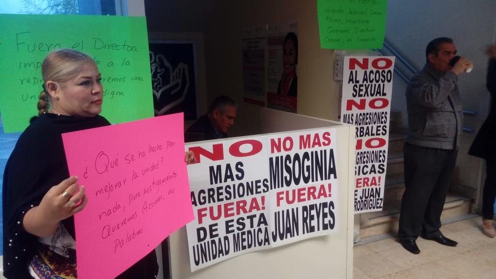 Trabajadores del ISSSTE en Torreón se manifiestan contra director