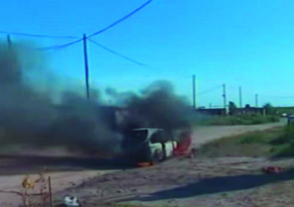 VIDEO: Se enoja porque su auto no arranca y le prende fuego