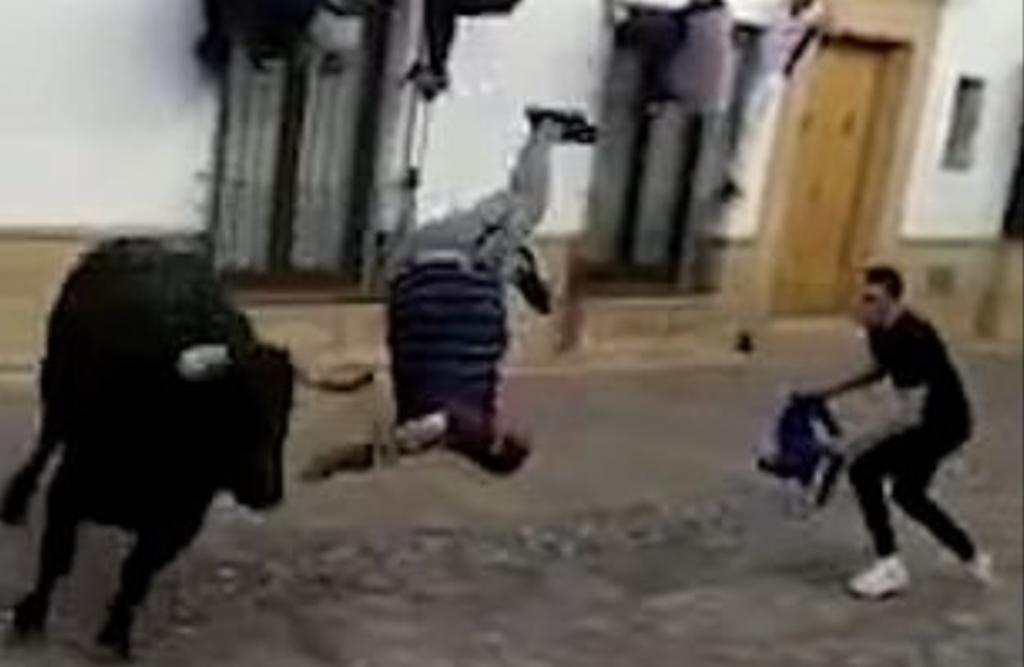 VIDEO: Hombre sale volando al ser corneado por un toro durante festival