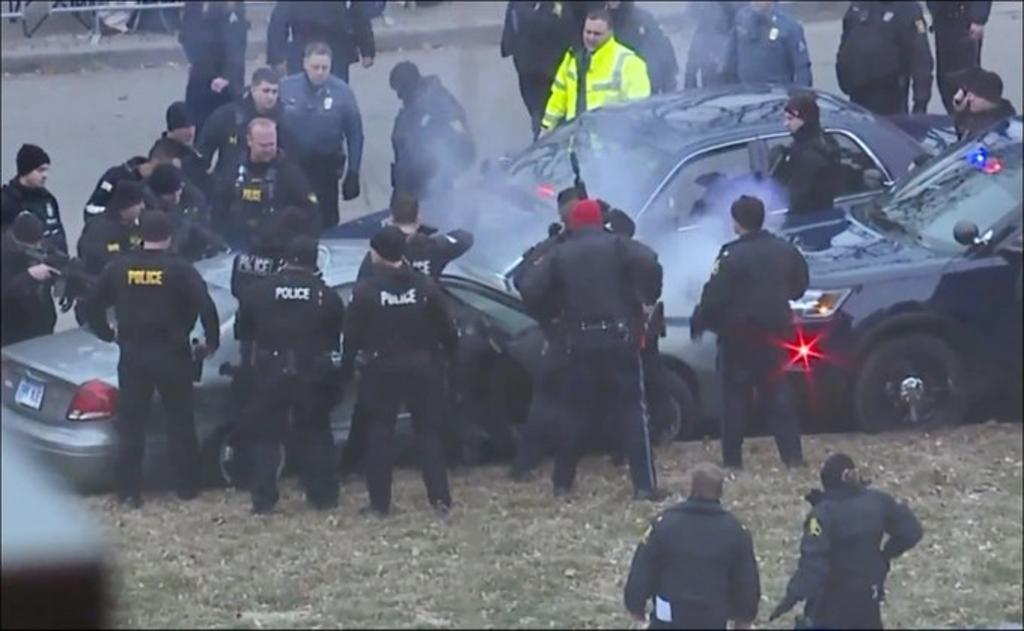Una persecusión policiaca invade desfile de Kansas City